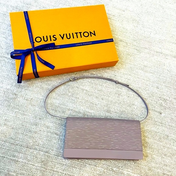 Louis Vuitton Lilac Epi Honfleur Clutch - Picture 3 of 11